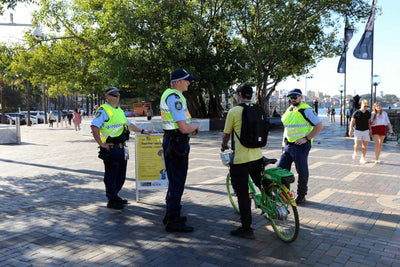 L'application excessive des lois sur le port du casque à vélo vise les cyclistes vulnérables
