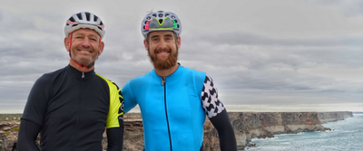 Un père et son fils font une course contre la montre à travers le Nullarbor australien. 