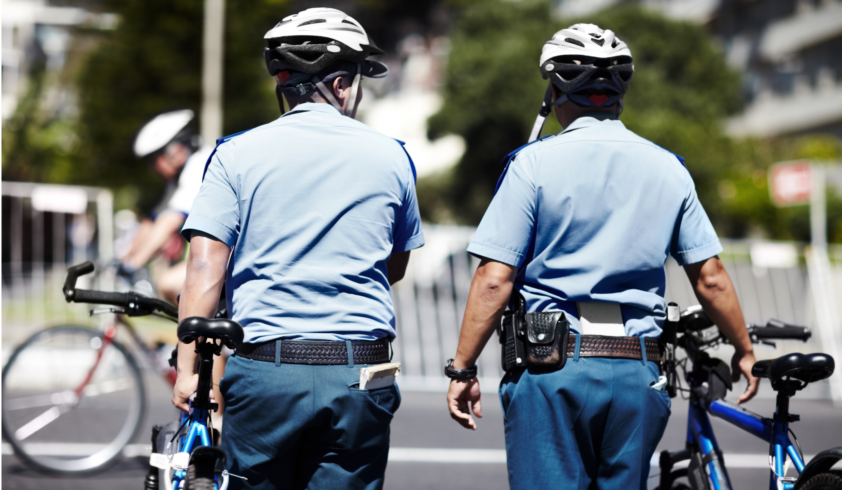 L'application excessive des lois sur le port du casque à vélo vise les cyclistes vulnérables