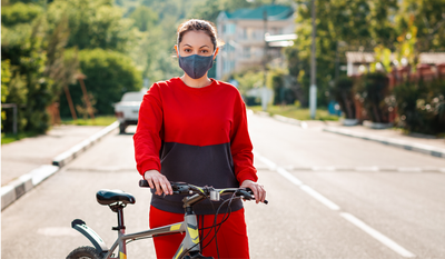 La distanciation physique est là pour un moment - plus de 100 experts demandent plus d'espaces sécurisés pour les piétons et les cyclistes.