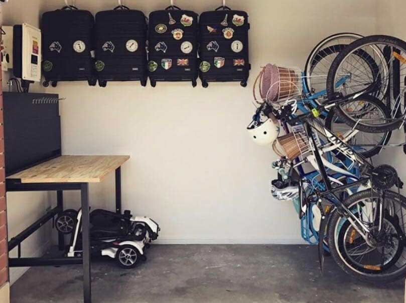 Une photographie d'une rangée de Steadyracks dans un garage